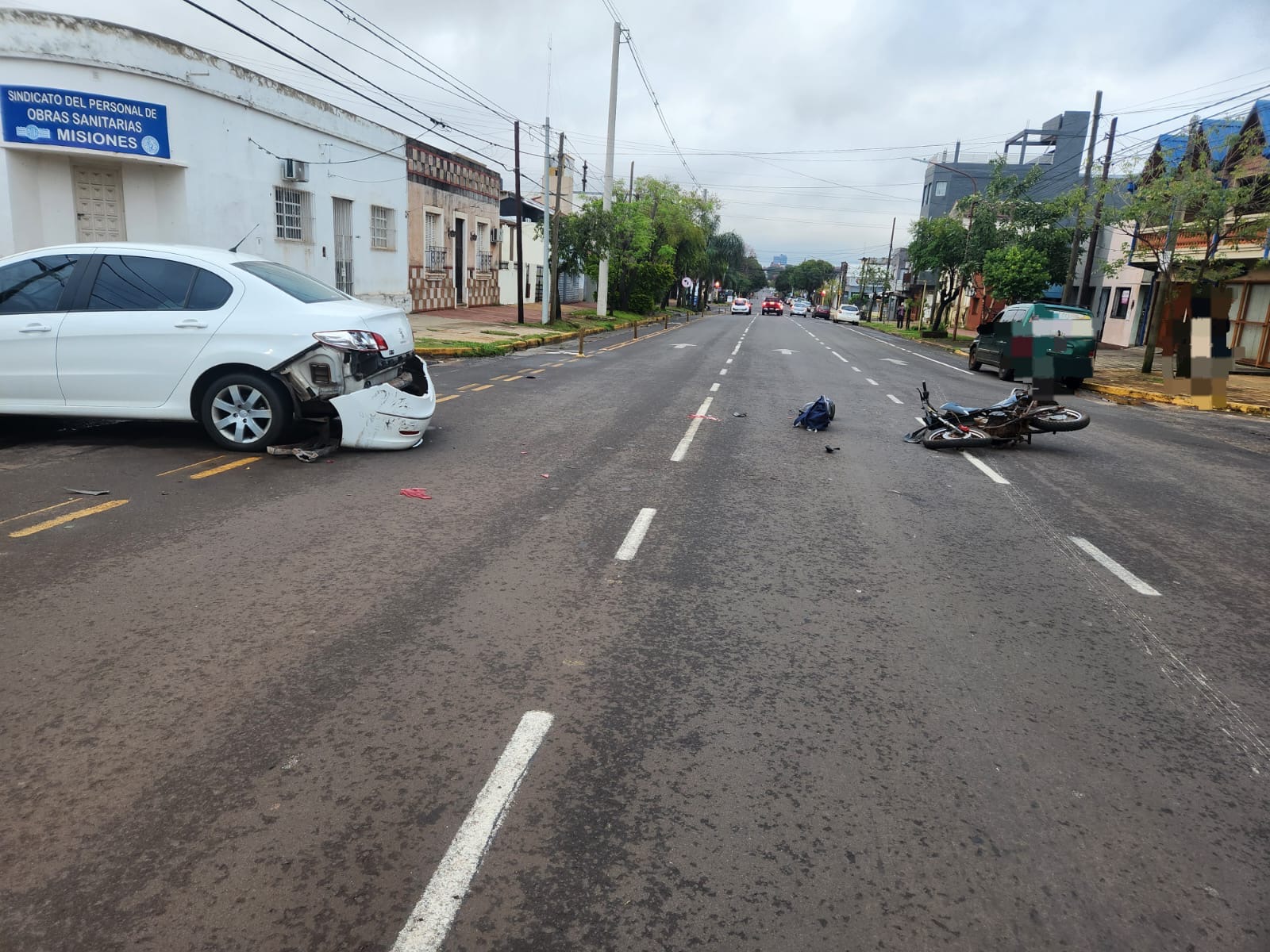 Colisión entre una moto y un auto tuvo como saldo a un joven lesionado ...